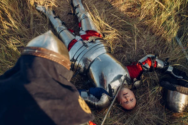 Caballero Medieval Con Armadura Cascos Puso Espada Garganta Oponente Blindado — Foto de Stock