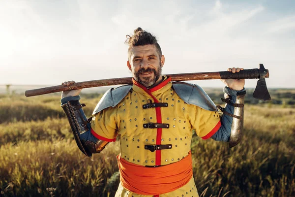 Mittelalterlicher Ritter Mit Axt Rüstungen Gegenüber Der Burg Großer Kampf — Stockfoto