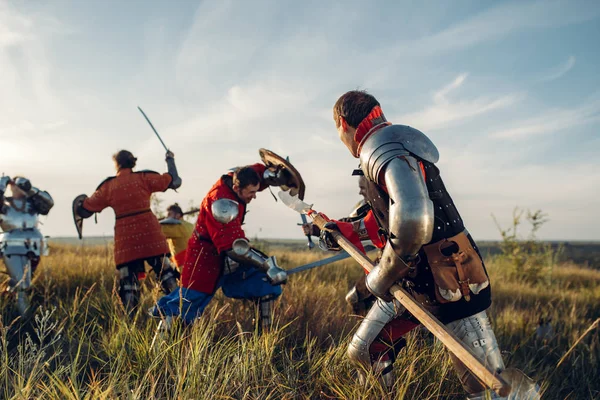 Chevaliers Médiévaux Armure Debout Face Autre Avant Bataille Guerrier Blindé — Photo
