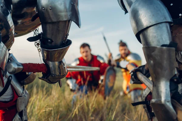 Ortaçağ Şövalyeleri Savaştan Önce Birbirlerine Karşı Dururlar Zırhlı Eski Bir — Stok fotoğraf