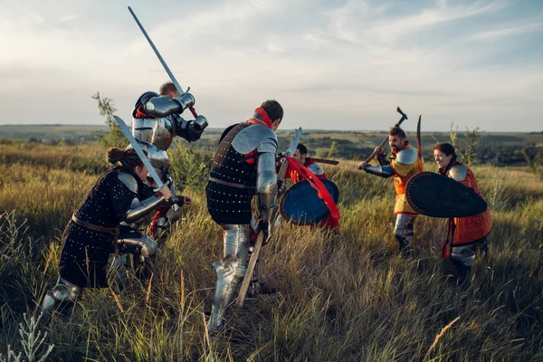 Chevaliers Médiévaux Armure Casques Battent Avec Épée Hache Guerrier Blindé — Photo