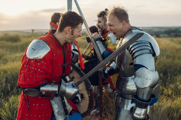 Chevaliers Médiévaux Armure Casques Battent Avec Épée Hache Guerrier Blindé — Photo