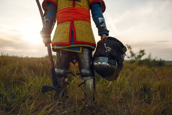 Mittelalterlicher Ritter Rüstung Hält Axt Und Helm Der Hand Großes — Stockfoto