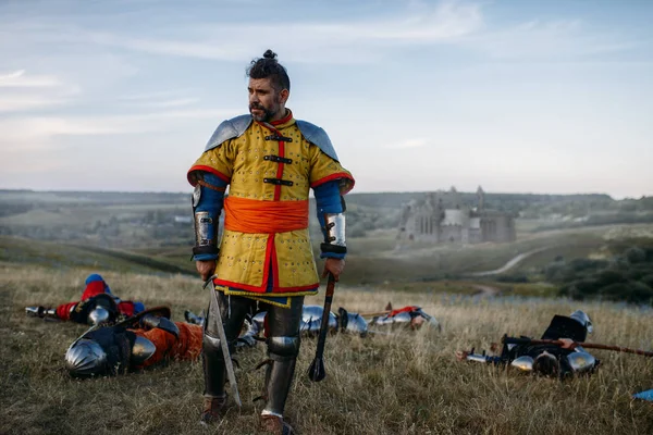 Alter Mittelalterlicher Ritter Rüstung Blickt Nach Großer Schlacht Den Toten — Stockfoto