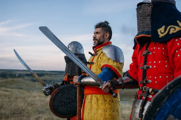 Kılıçlı Baltalı Ortaçağ Şövalyeleri Zırhlı Poz Veriyorlar Büyük Savaşçı Zırhlı — Stok fotoğraf