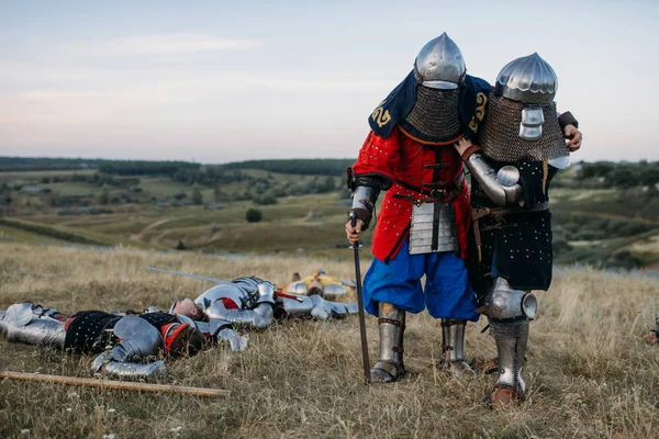 Cavaleiros Medievais Feridos Armaduras Olham Para Mortos Depois Uma Grande — Fotografia de Stock