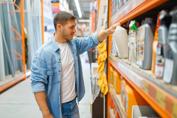 Jongeman Die Reparatiemateriaal Kiest Een Ijzerwinkel Klant Kijkt Naar Goederen — Stockfoto