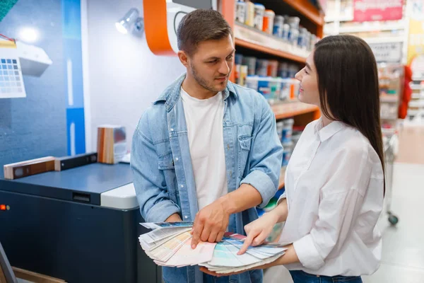 Young Couple Choosing Color Palette Hardware Store Male Female Customers — Stock Photo, Image