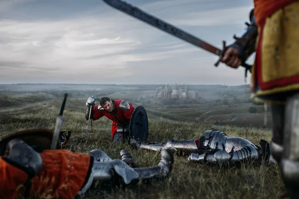 Alter Mittelalterlicher Ritter Rüstung Blickt Nach Großer Schlacht Den Toten — Stockfoto