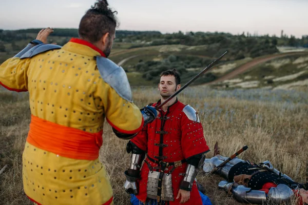 Viejo Caballero Medieval Armadura Prepara Para Cortar Cabeza Gran Batalla — Foto de Stock