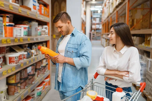 Gelukkige Kopers Met Een Kar Kopen Bouwmaterialen Hardware Winkel Klanten — Stockfoto