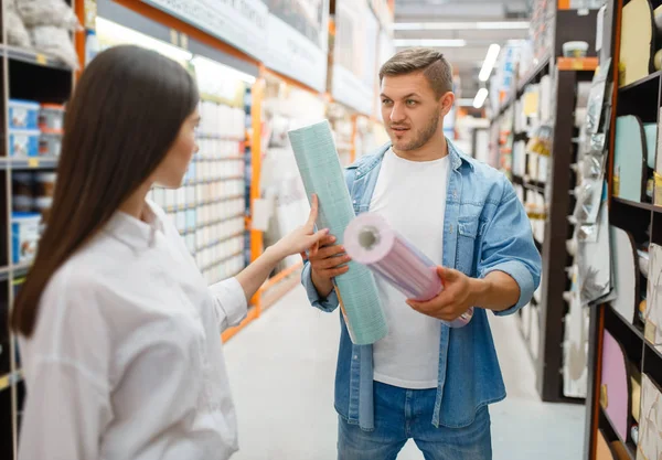 Jong Stel Kiezen Wallpapers Kleur Hardware Winkel Mannelijke Vrouwelijke Klanten — Stockfoto