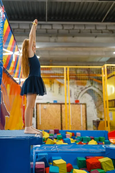 Urocza Dziewczyna Skacząca Trampolinie Dla Dzieci Plac Zabaw Centrum Rozrywki — Zdjęcie stockowe