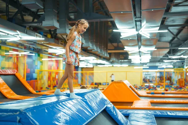 子供トランポリン エンターテイメントセンターの遊び場でジャンプする愛らしい女の子 屋内プレイエリア プレイルーム — ストック写真