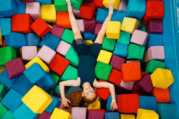 Schattig Meisje Zachte Blokjes Speeltuin Entertainmentcentrum Speeltuin Binnen Speelkamer — Stockfoto
