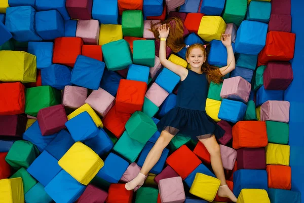 Schattig Meisje Zachte Blokjes Speeltuin Entertainmentcentrum Speeltuin Binnen Speelkamer — Stockfoto