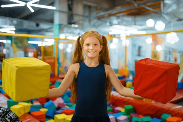 Urocza Dziewczynka Bawiąca Się Miękkimi Kostkami Plac Zabaw Centrum Rozrywki — Zdjęcie stockowe