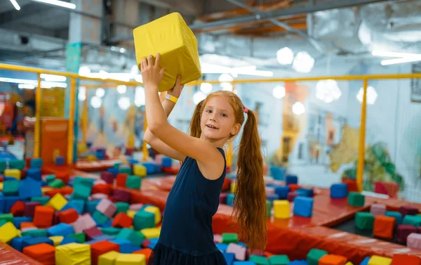 Menina Adorável Brincando Com Cubo Macio Playground Centro Entretenimento Área — Fotografia de Stock