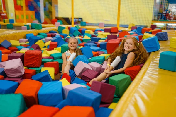 Dwie Małe Dziewczynki Leżące Miękkich Kostkach Plac Zabaw Centrum Rozrywki — Zdjęcie stockowe