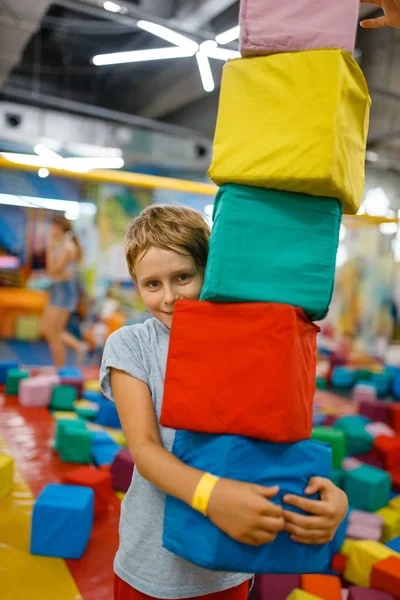 Niño Feliz Jugando Con Cubos Suaves Parque Infantil Centro Entretenimiento — Foto de Stock