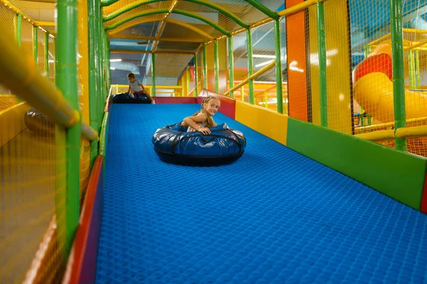 Kleines Mädchen Reitet Auf Tubing Spielplatz Unterhaltungszentrum Spielbereich Drinnen Spielzimmer — Stockfoto