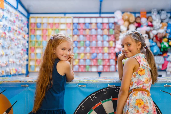 子供の撮影ギャラリー エンターテイメントセンターの遊び場で遊んでいる2人の小さなガールフレンド 屋内プレイエリア プレイルーム — ストック写真