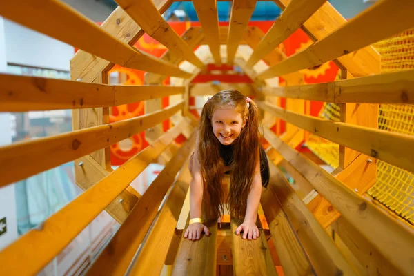 Niña Jugando Laberinto Madera Parque Infantil Centro Entretenimiento Zona Juegos — Foto de Stock