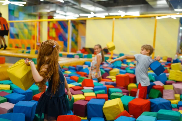 Małe Dzieci Bawiące Się Miękkimi Kostkami Plac Zabaw Centrum Rozrywki — Zdjęcie stockowe