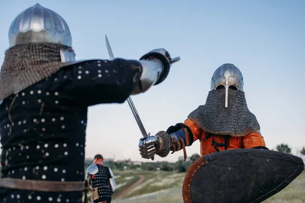 Średniowieczni Rycerze Zbrojach Hełmach Walczą Mieczami Opancerzeni Starożytni Wojownicy Pozują — Zdjęcie stockowe