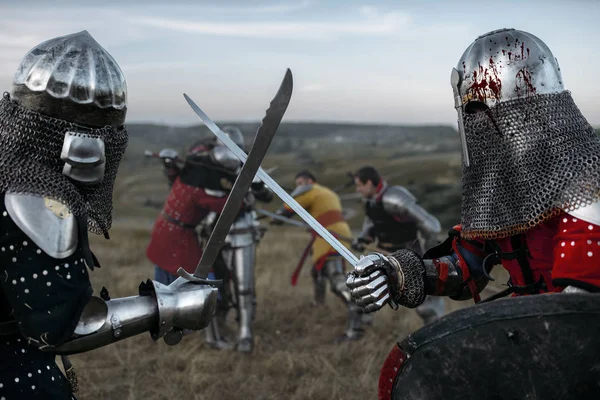 Средневековые Рыцари Доспехах Шлемах Сражаются Мечами Бронированные Древние Воины Позирующие — стоковое фото