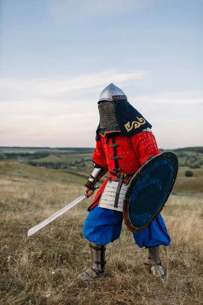 Cavaliere Medievale Con Spada Posa Armatura Grande Combattente Antichi Guerrieri — Foto Stock