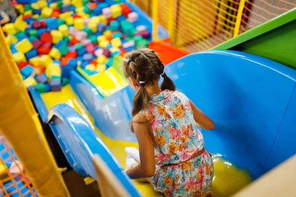 Mała Dziewczynka Jeżdżąca Plastikowym Zjeżdżalni Dla Dzieci Plac Zabaw Centrum — Zdjęcie stockowe