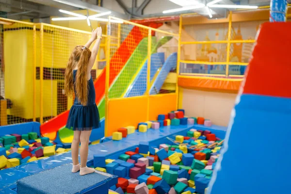 Schattig Meisje Springt Kindertrampoline Speeltuin Het Entertainmentcentrum Speeltuin Binnen Speelkamer — Stockfoto