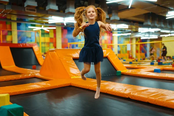 Urocza Dziewczynka Skacząca Trampolinie Dla Dzieci Plac Zabaw Centrum Rozrywki — Zdjęcie stockowe