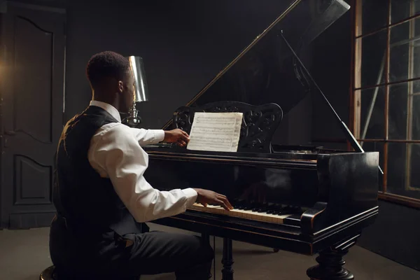 Pianista Africano Performer Jazz Palco Com Holofotes Fundo — Fotografia de Stock