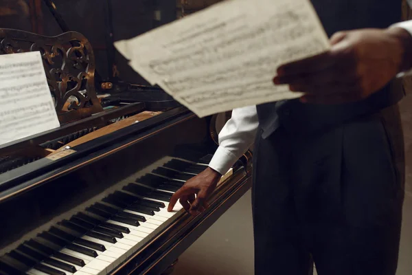 Afrikaanse Pianist Met Notebook Zijn Handen Het Podium Met Schijnwerpers — Stockfoto