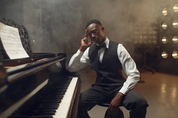 Afrikaanse Vleugel Pianist Jazz Performer Het Podium Met Schijnwerpers Achtergrond — Stockfoto