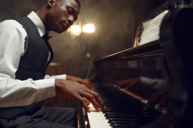 Afrikalı piyanist, kulüpte caz performansı.. 