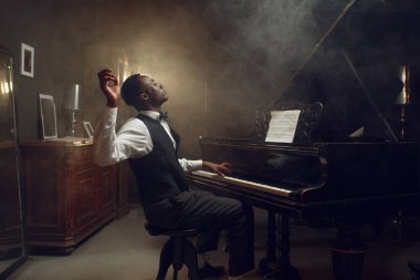 Afrikalı piyanist, kulüpte caz performansı..