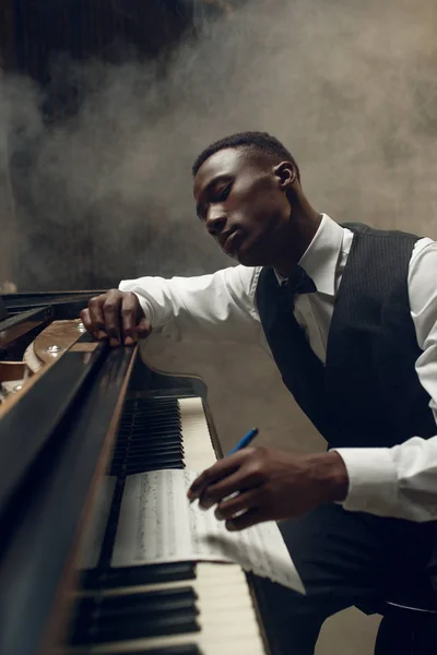 Africano Piano Cauda Músico Posa Palco Com Holofotes Fundo — Fotografia de Stock
