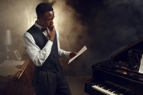 Afrikaanse Pianist Met Notebook Zijn Handen Scène Met Schijnwerpers Achtergrond — Stockfoto