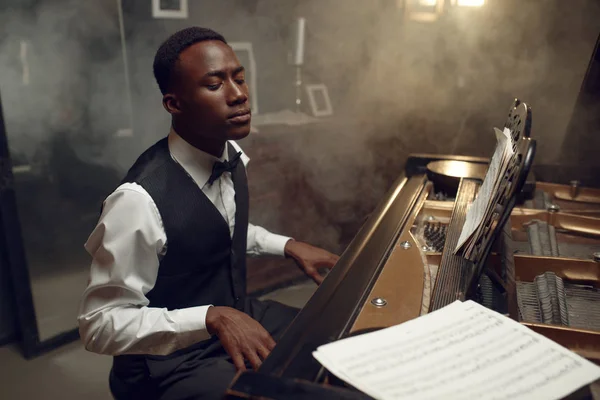 Africano Pianista Executando Música Clássica — Fotografia de Stock