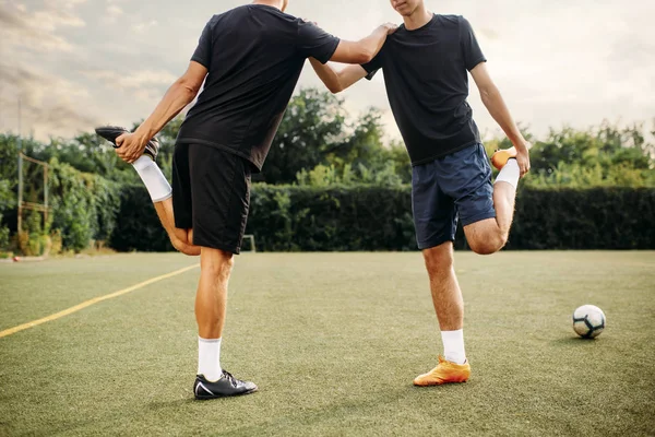 Futbolcu Sahada Esneme Egzersizi Yapıyor Açık Stadyumda Futbol Antrenmanı Maçtan — Stok fotoğraf