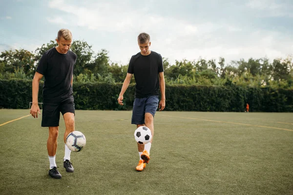 Giocatori Calcio Sesso Maschile Formazione Con Palle Sul Campo Calciatori — Foto Stock