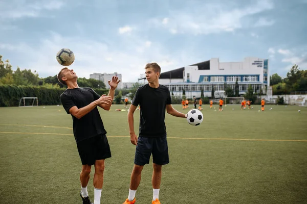 Piłkarze Męscy Trenują Piłkami Boisku Piłkarze Stadionie Trening Drużynowy Przed — Zdjęcie stockowe