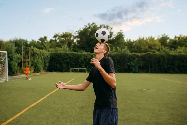 Άντρας Ποδοσφαιριστής Γεμίζει Την Μπάλα Κεφάλι Του Στο Γήπεδο Ποδοσφαιριστές — Φωτογραφία Αρχείου
