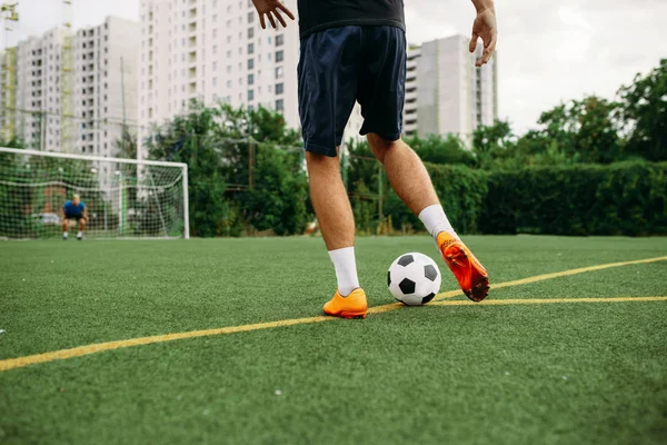 Erkek Futbolcu Sahada Topla Çalışıyor Açık Stadyumdaki Futbolcu Maçtan Önce — Stok fotoğraf