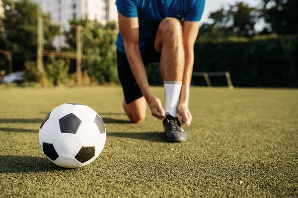 Manlig Fotbollsspelare Knyter Sina Skosnören Stövlar Ovanifrån Fotbollsspelare Utomhusstadion Träning — Stockfoto