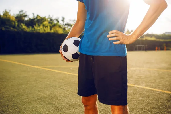 Dois jogadores de futebol masculinos deitado na grama do campo, vista  superior. jogador de futebol no estádio ao ar livre, treino antes do jogo,  treino de futebol