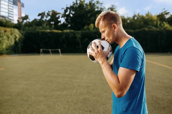 Joueur Football Masculin Avec Ballon Dans Les Mains Sur Terrain — Photo